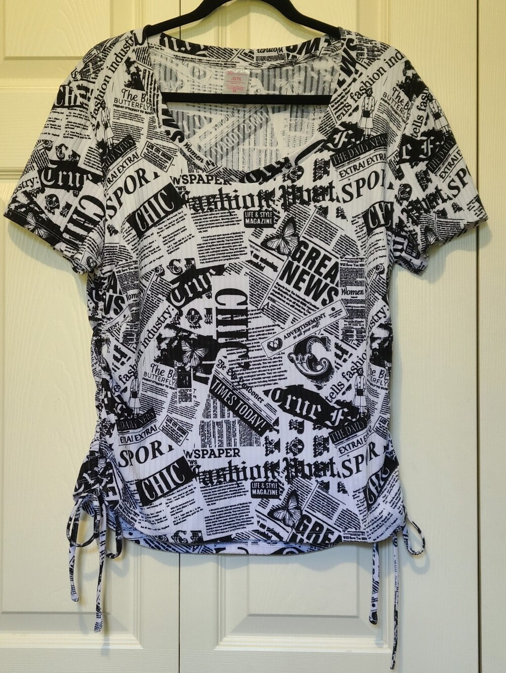 No Boundaries Newspaper Graphic Print Ruched Sides Tie Top Black & White Size XL
